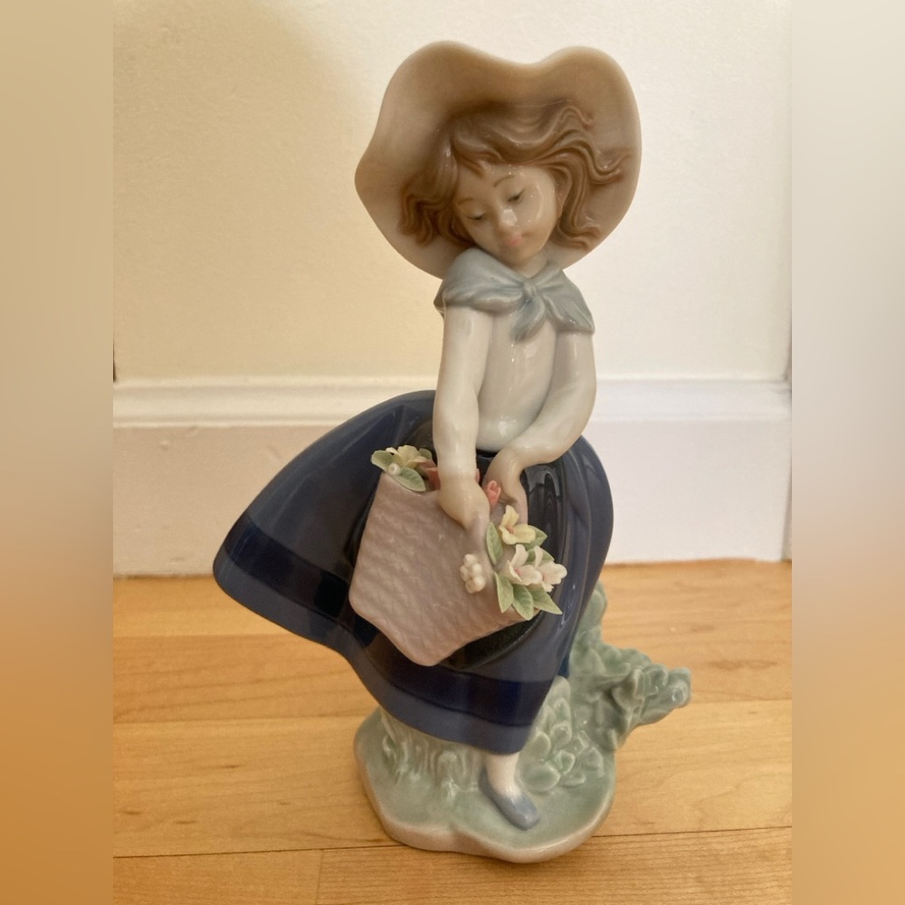 Pretty Pickings Girl Figurine Lladró